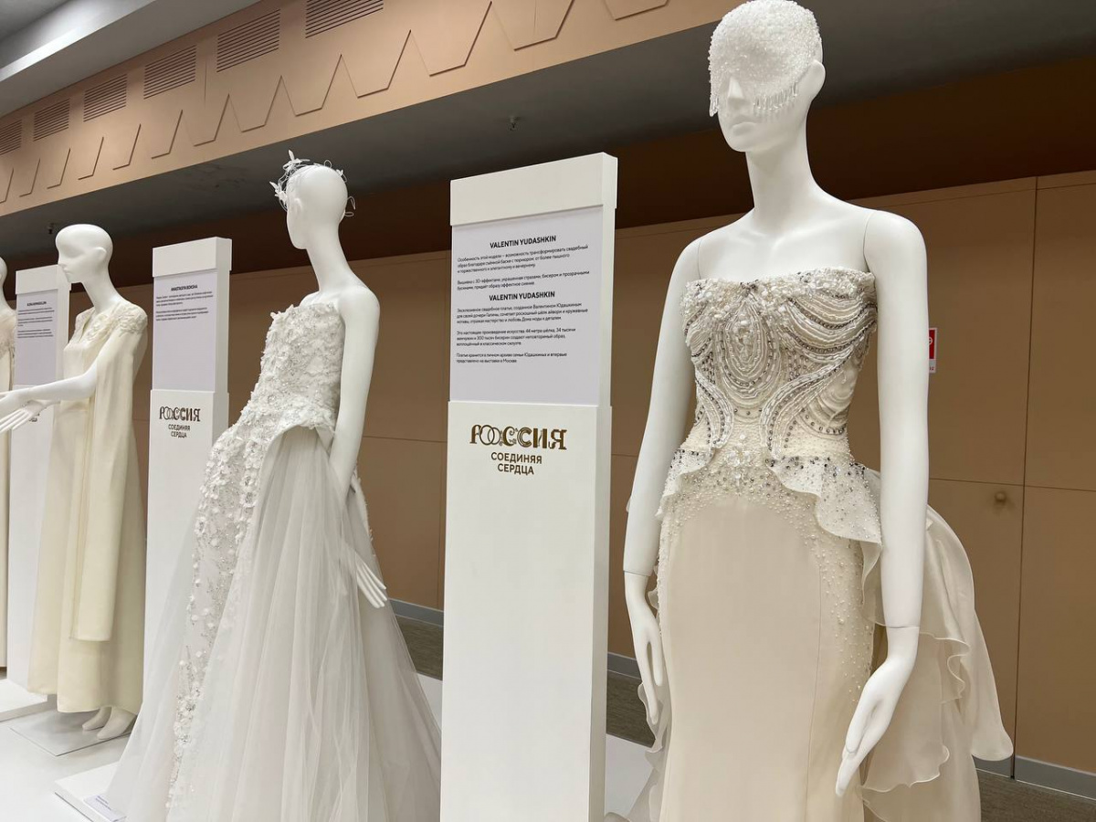 На Всероссийском свадебном фестивале проходит выставка эксклюзивных нарядов невест